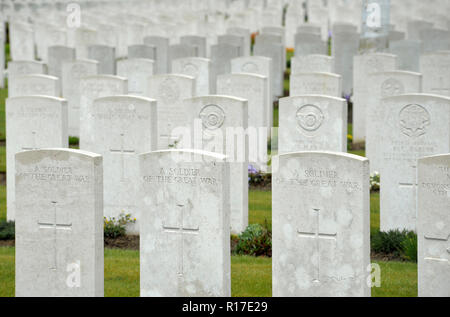 Grande Guerra lapidi, Hooge cratere cimitero, vicino a Ypres, Belgio Foto Stock