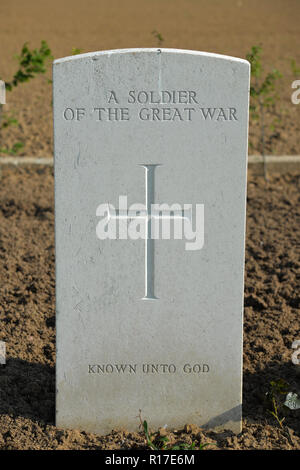 Lapide di unidentified Prima Guerra Mondiale soldato, Anneux cimitero britannico, Anneux, Francia Foto Stock