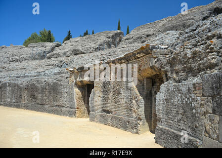 Anfiteatro presso la città romana di Italica, Santiponce, vicino a Siviglia, Spagna Foto Stock