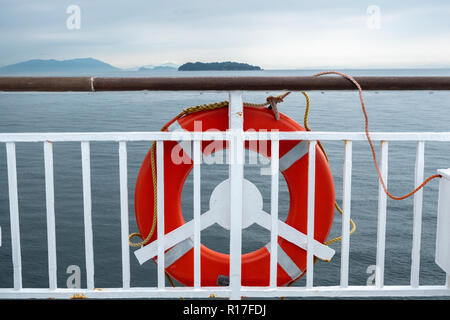 Un salvagente su una barca in Seto Inland Sea, noto anche come Setouchi, Giappone Foto Stock