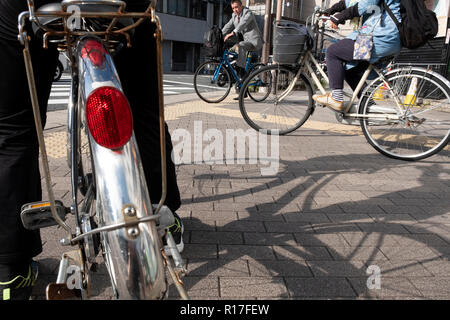 Ciclisti in Kyoto,Kansai, Giappone Foto Stock