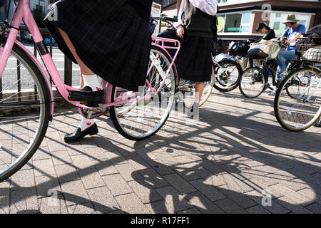 Ciclisti in Kyoto,Kansai, Giappone Foto Stock