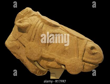 Cultura Ibérica. Cabeza de caballo que formaba parte de una escultura ecuestre de onu monumento funerario. Siglo IV a. C. Piedra caliza. Procedente de Fuente la Higuera (provincia de Valencia). Museo Arqueológico Nacional. Madrid. España. Foto Stock