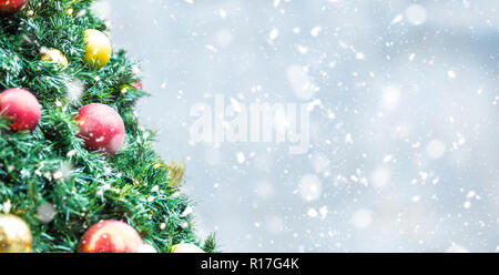 Albero di natale con le palle luci in atmosfera nevoso. Foto Stock