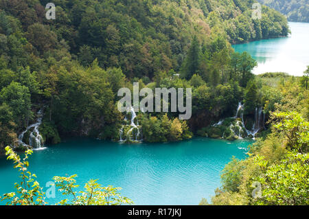 Cascate di Milanovac cascata tra il verde di alberi e di erba in estate. Vista da sopra. Il parco nazionale dei laghi di Plitvice, Croazia Foto Stock