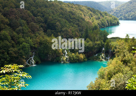 Cascate di Milanovac cascata tra il verde di alberi e di erba in estate. Vista da sopra. Il parco nazionale dei laghi di Plitvice, Croazia Foto Stock