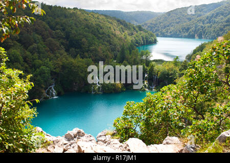 Cascate di Milanovac cascata tra il verde di alberi e di erba in estate. Vista da sopra. Il parco nazionale dei laghi di Plitvice, Croazia Foto Stock