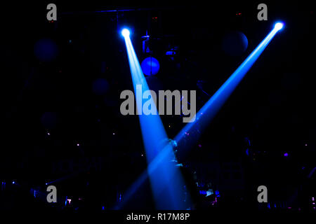 Stadio di vettore Spotlight con raggi laser Foto Stock