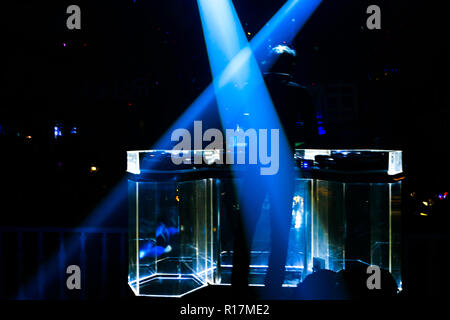 Stadio di vettore Spotlight con raggi laser Foto Stock