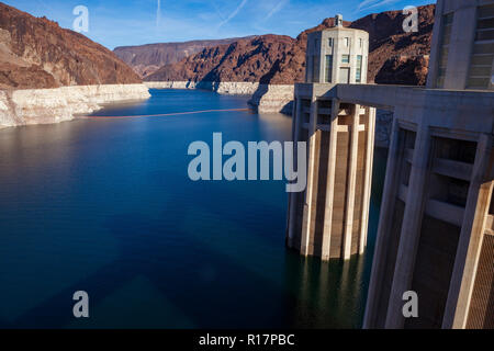 La diga di Hoover lungo il Fiume Colorado, tra Arizona e Nevada e la costruzione del Mike O'Callaghan-Pat Tillman Memorial Bridge, Gennaio 2010 Foto Stock