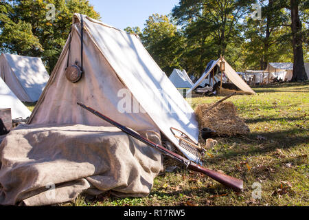 Famiglia MCCONNELLS, SC (USA) - 3 Novembre 2018: una guerra civile tenda militare encampment durante una battaglia presso la rievocazione storica Brattonsville. Foto Stock