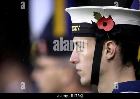 Un membro delle Forze Armate indossa un papavero prima il cielo di scommessa match del campionato a Bramall Lane, Sheffield. Foto Stock