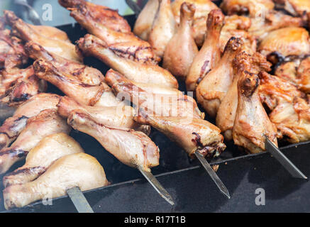 Grigliata di shish kebab o spiedini di carne di pollo su spiedini di metallo Foto Stock