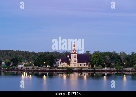 Sunrise vista della famosa cattedrale di San Giacomo Chiesa anglicana, Mahone Bay, Nova Scotia, Canada. Foto Stock