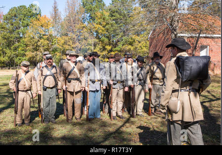 Famiglia MCCONNELLS, SC (USA) - 3 Novembre 2018: truppe Confederate stand ad attenzione durante una guerra civile battaglia presso la rievocazione storica Brattonsville. Foto Stock