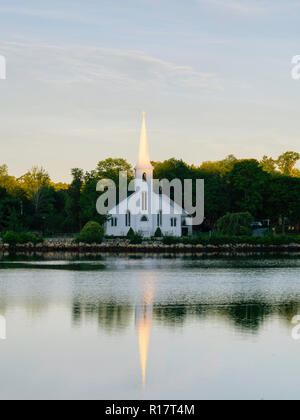 Sunrise vista della Chiesa luterana di San Giovanni, Mahone Bay, Nova Scotia, Canada. Foto Stock