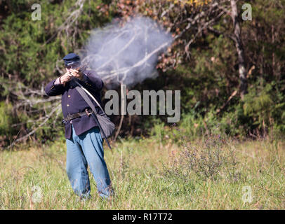 Famiglia MCCONNELLS, SC (USA) - 3 Novembre 2018: Reenactor in una Unione incendi uniforme un fucile in una ricreazione della Guerra Civile Americana. Foto Stock