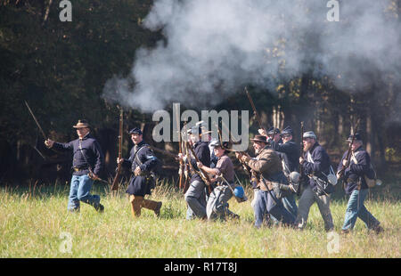 Famiglia MCCONNELLS, SC (USA) - 3 Novembre 2018: Reenactors in Unione uniformi di carica in una ricreazione della Guerra Civile Americana a Brattonsville storico. Foto Stock