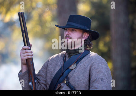 Famiglia MCCONNELLS, SC (USA) - 3 Novembre 2018: Closeup ritratto di un reenactor raffigurante un soldato confederato in una guerra civile americana rievocazione storica. Foto Stock