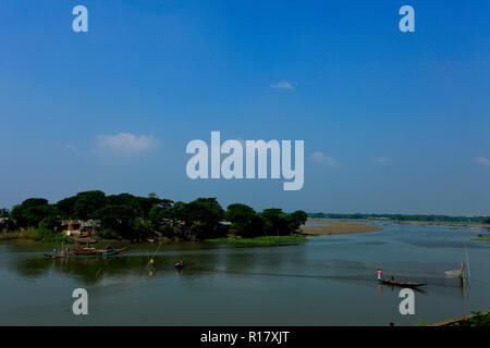 Le barche sul Fiume Titas a Nasirnagar. Brahmanbaria, Bangladesh. Foto Stock