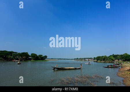 Le barche sul Fiume Titas a Nasirnagar. Brahmanbaria, Bangladesh. Foto Stock