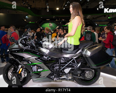 Milano, Italia - Nov 08, 2018: Kawasaki H2SX a moto EICMA show Foto Stock