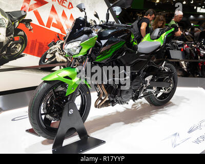 Milano, Italia - Nov 08, 2018: Kawasaki Z400 al moto EICMA show Foto Stock