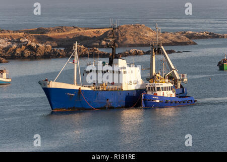 Vela il oceano Atlantico intorno Luderitz sullo scheletro Costa della Namibia Foto Stock