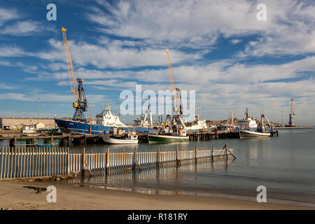 Vela il oceano Atlantico intorno Luderitz sullo scheletro Costa della Namibia Foto Stock