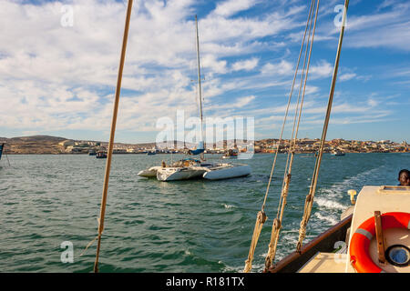 Vela il oceano Atlantico intorno Luderitz sullo scheletro Costa della Namibia Foto Stock