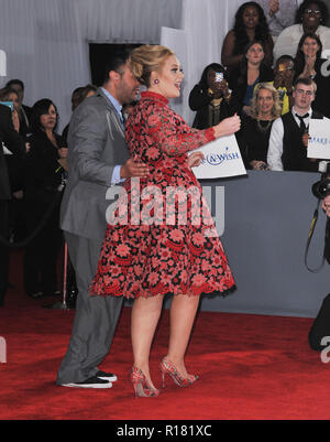 Adele al 55° Ann. Grammy Awards 2013 presso lo Staples Center di Los Angeles.Adele  197 evento nella vita di Hollywood - California, tappeto rosso Evento, STATI UNITI D'AMERICA, industria cinematografica, celebrità, fotografia, Bestof, arte cultura e intrattenimento, Topix celebrità moda, migliori della vita di Hollywood, evento nella vita di Hollywood - California, moquette rossa e dietro le quinte, movie celebrità, personaggi televisivi, musica celebrità, Topix, Bestof, arte cultura e intrattenimento, verticale, una persona, la fotografia di moda, a piena lunghezza e 2013 Indagine tsuni@Gamma-USA.com , Tsuni Credito / STATI UNITI D'AMERICA, Foto Stock