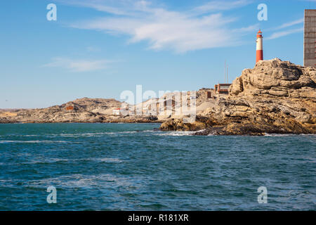 Vela il oceano Atlantico intorno Luderitz sullo scheletro Costa della Namibia Foto Stock