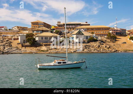 Vela il oceano Atlantico intorno Luderitz sullo scheletro Costa della Namibia Foto Stock