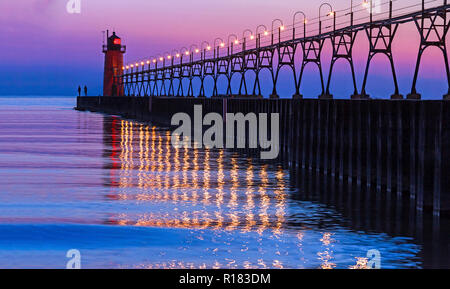 Il Sud Pierhead luce nel paradiso del Sud, Michigan dopo il tramonto Foto Stock