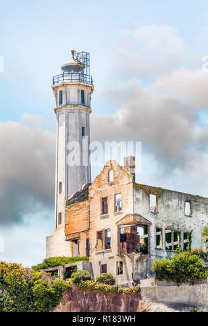 La torre del faro si eleva alto sulla storica Isola di Alcatraz in California è la baia di San Francisco. Foto Stock