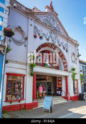 12 Giugno 2018: Falmouth, Cornwall, Regno Unito - St George's Arcade, Church Street, costruita nel 1912 e originariamente un cinema, oggi ospita negozi. Foto Stock
