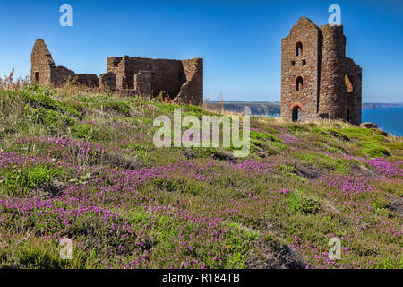 Capriccio antico mulino di frantumazione, parte dell'Wheal Coates miniera vicino a St Agnes Testa, Cornwall, England, Regno Unito, uno dei luoghi di interesse turistico della costa sud occidentale percorso. Foto Stock