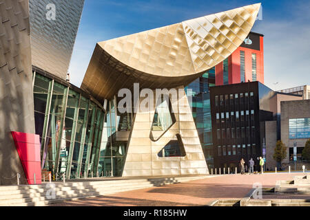 2 Novembre 2018: Salford Quays, Manchester, Regno Unito - The Lowry, la galleria e il complesso museale che celebra la vita di L.S. Lowry. È stato progettato da... Foto Stock