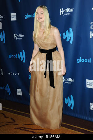 Elle Fanning arrivando alla ventiquattresima edizione GLAAD Media Awards al JW Marriott. in Los Angeles.Elle Fanning 115 evento nella vita di Hollywood - California, tappeto rosso Evento, STATI UNITI D'AMERICA, industria cinematografica, celebrità, fotografia, Bestof, arte cultura e intrattenimento, Topix celebrità moda, migliori della vita di Hollywood, evento nella vita di Hollywood - California, moquette rossa e dietro le quinte, movie celebrità, personaggi televisivi, musica celebrità, Topix, Bestof, arte cultura e intrattenimento, verticale, una persona, la fotografia di moda, a piena lunghezza e 2013 Indagine tsuni@Gamma-USA.com , Tsuni Credito / STATI UNITI D'AMERICA, Foto Stock