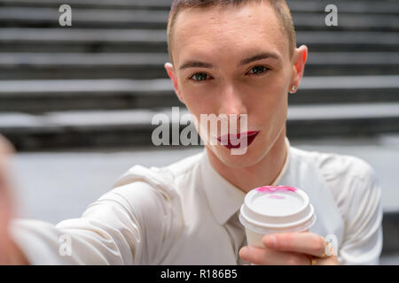 Personale punto di vista del giovane androgino LGTB omosessuale uomo prendendo selfie Foto Stock