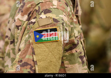 Il sud Sudan bandiera sul braccio di soldati. Repubblica del Sud Sudan truppe (collage) Foto Stock