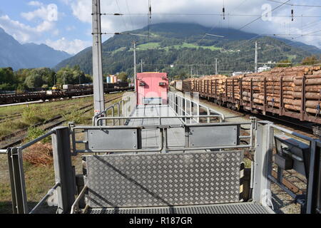 Bahn, Zugo, stazione, bahn, beförderung, bahn, trasporti, anreisen, bahn, stadt, himmel, bauwerk, architektur, Anlagen, Brücke, strada, branche, Stahl, ba Foto Stock