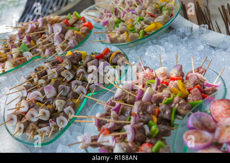 Torta di pesce e spiedino di frutti di mare nel ristorante all'aperto Foto Stock