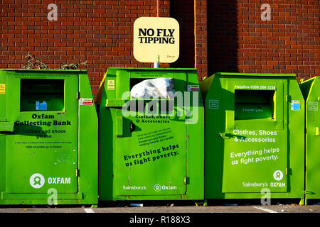 Pubblico generale centro di riciclaggio bin strutture con no fly segno di ribaltamento Foto Stock