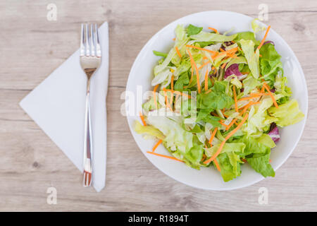 Fresca insalata di verdure sul vecchio tavolo in legno. Pasto vegano piastra su un tavolo di legno top Foto Stock