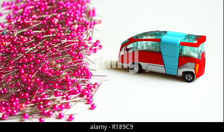 Un vecchio autobus e una pila di perni su bianco superficie in legno, il concetto di errore Foto Stock