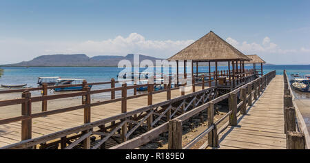 Panorama di un pontile in legno a Bali Barat National Park, Indonesia Foto Stock