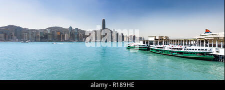 Vista panoramica della città di Hong Kong. Ferry Terminal in primo piano. Panorama sullo Skyline Foto Stock