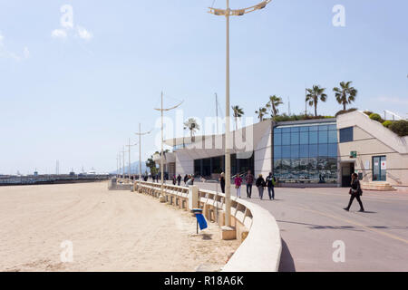 CANNES, Francia - APRILE24 2017: spiaggia di fronte al Palais du Festival di Cannes, Francia Foto Stock