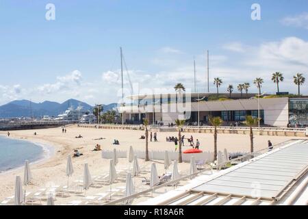 CANNES, Francia - APRILE24 2017: spiaggia di fronte al Palais du Festival di Cannes, Francia Foto Stock